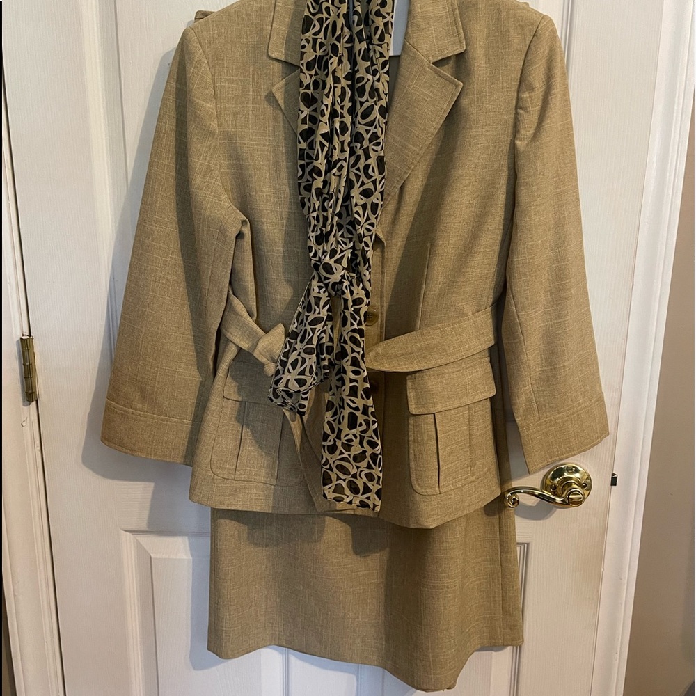Le Suit Size 10. Love this, like new, and ready for Fall.